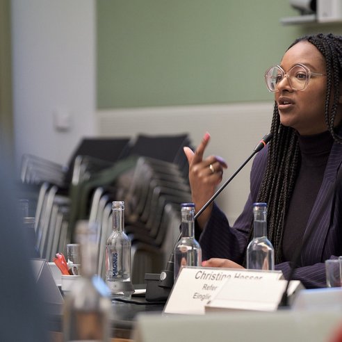 Aminata Touré spricht im Landesbeirat