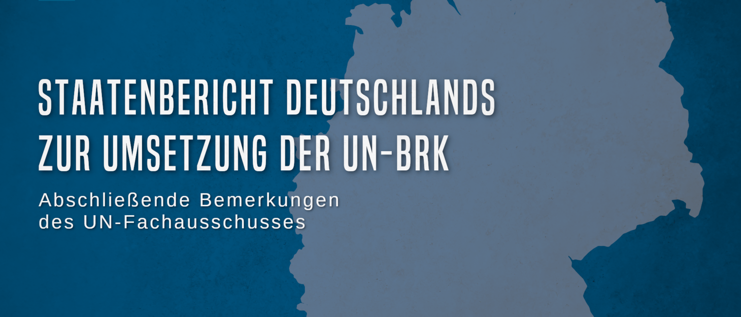 Halbdurchsichtige Deutschlandkarte auf blauem Hintergrund. Darauf in großer weißer Schrift "Staatenbericht Deutschlands zur Umsetzung der UN-BRK. Abschließende Bemerkungen des UN-Fachausschusses".